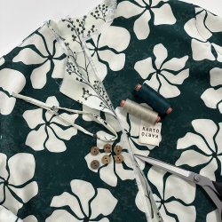 Light &amp; Lush Viscose - Grn med hvide blomster