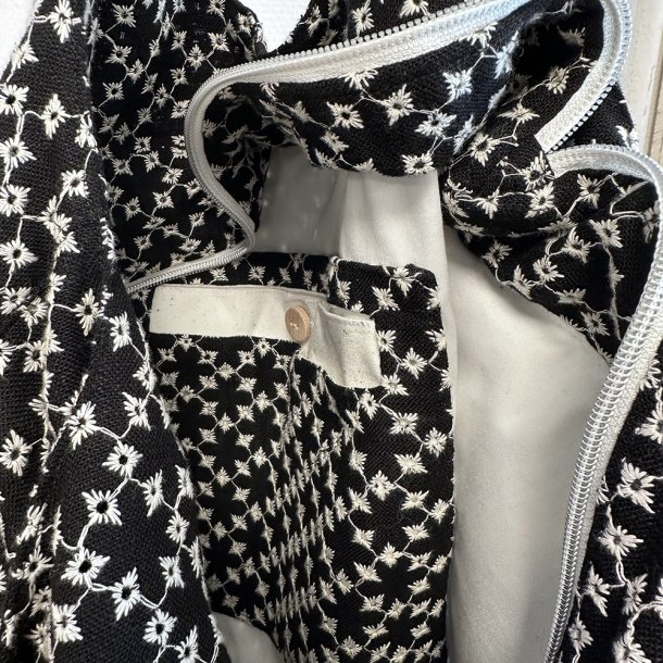 Clara tote bag - Sort med broderi