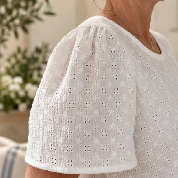 R�hvid bomuldsmusselin med broderi